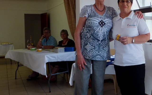 Links is Annette van Zyl (voorsitter) saam met Glenda Kitley (Bestuurder: Gansbaai Toerisme) tydens die Bietoubossers se onlangse byeenkoms